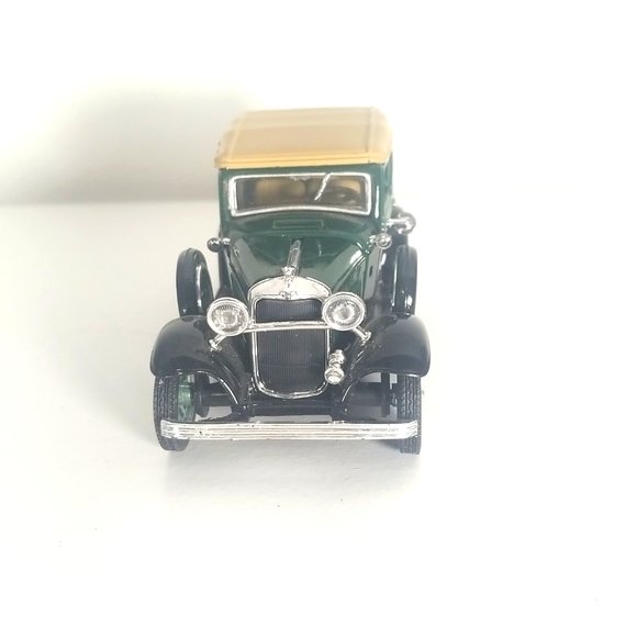1932 Ford Convertible Sedan mini Car Collection - Picture 2 of 9